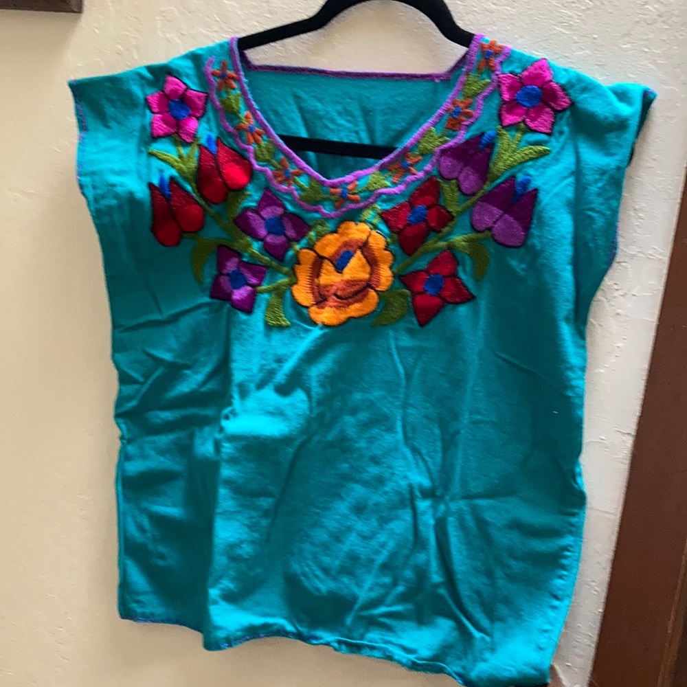 Mexican/boho blouse, no tags or size but fits a M, turquoise color.